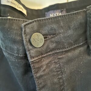 NYDJ CAPRIS BLACK SZ 12